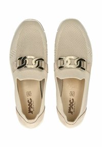 Beige instap schoenen van ademend mesh met een gestructureerde afwerking, voorzien van een contrasterende gouden kettingaccent op de bovenkant.