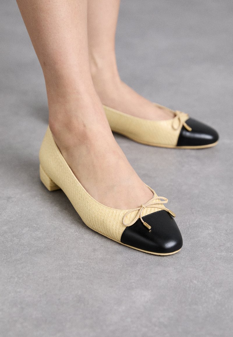 Stuart Weitzman - SLEEK BOW FLAT - Ballet pumps - wheat/black, Enlarge