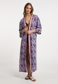 Duga, uzorovana kimono od purpurne, crvene i plave tkanine s otvorenim prednjim dijelom. Ima široke rukave i dekorativnu obrubu duž rubova.
