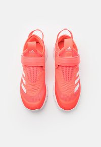 Rosa nät sportskor med vita accenter, som har ett bandstängningssystem, rundad form och texturerad yta för ökad andningsförmåga.