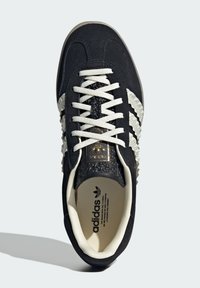 adidas Originals GAZELLE INDOOR - Trainers - core black cream white gum