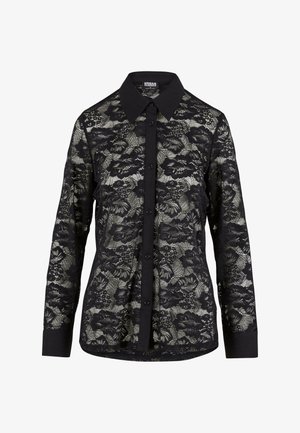 Črna čipkasta srajca s ovratnikom, ki ima cvetlični vzorec, sprednje gumbke in dolge rokave z enobarvnimi črnimi manšetami.