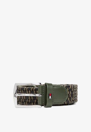 Ceinture tissée en noir et vert olive avec une boucle en métal argenté. Accents en cuir vert olive et un petit logo de marque sur le cuir.