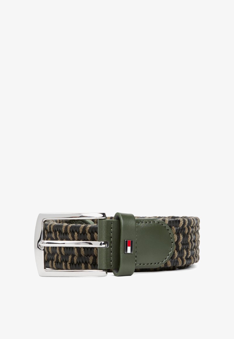 Geweven riem in zwart en olivegroen met een zilveren metalen gesp. Leren accenten in olivegroen en een klein merkembleem op het leer.