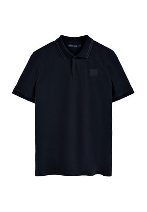 Polo bleu marine en tissu texturé, avec un col classique, des manches courtes et un petit patch logo carré sur la poitrine.