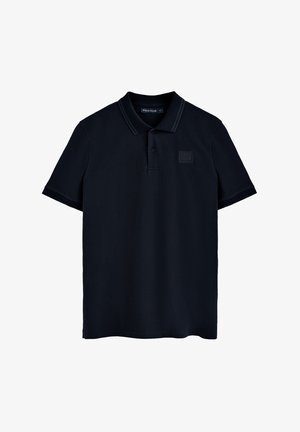 Dunkelblaues Polohemd aus strukturiertem Stoff mit klassischem Kragen, kurzen Ärmeln und einem kleinen quadratischen Logo-Patch auf der Brust.