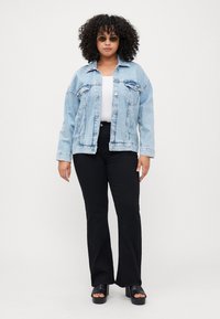 ONLY Carmakoma CARWILLY - Flared Jeans - black denim