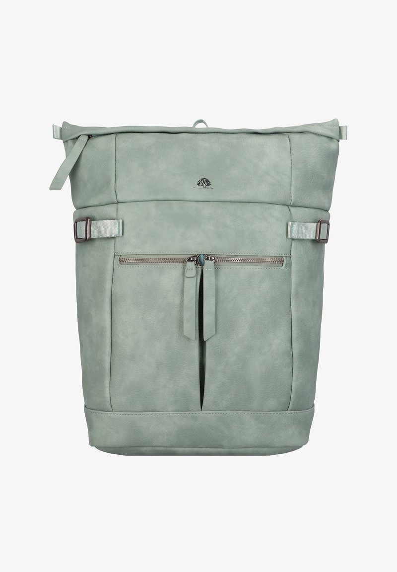 Grüner Leder-Rucksack mit gerolltem oberen Teil, vorderer Reißverschluss-Tasche und Gurt-Hardware. Glatte Textur mit subtiler Glanz. Baum-Logo auf der Vorderseite.