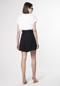 INFLUENCER Shorts - black