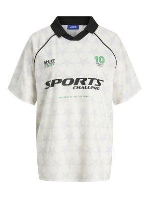 Valge spordisärk musta kraega, musta ääristusega, trükitud tekstiga "SPORTS CHALLENGE", number 10 ja loosungiga "THE BEST IS YET TO COME."