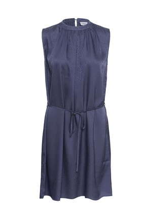 Mouwloze donkerblauwe satijnen jurk met subtiele dierenprint, geplooide halslijn, sleutelgat aan de achterkant en een dunne taillekoord.
