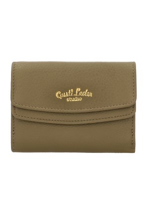 Portefeuille en cuir vert olive avec une texture lisse, design à rabat et logo en relief "Gusti Leder studio" doré à l'avant.