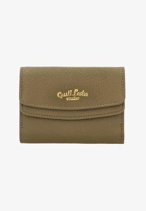 Olivgrünes Lederportemonnaie mit glatter Textur, praktischer Klapp-Design und goldfarbener, geprägter "Gusti Leder studio"-Logo auf der Vorderseite.
