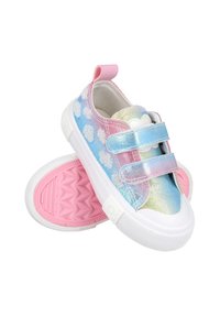 Zapatillas coloridas con un diseño degradado de rosa, azul y menta con patrones de nubes, doble correa de Velcro y suelas de goma rosas.