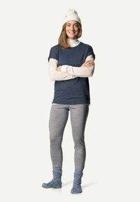 Marineblå t-skjorte med kort erm lagd over en hvit t-skjorte med lang erm, kombinert med grå tights og blå strikkede sokker. Hvit strikket lue på hodet.