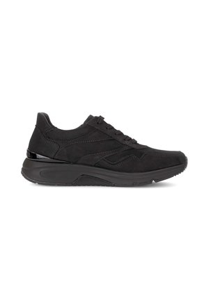 Zwarte suède sneaker met dikke zool, zwarte veters en subtiele stiksels, van opzij getoond op een witte achtergrond.