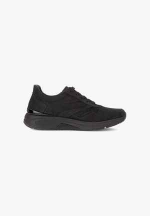 Zwarte suède sneaker met dikke zool, zwarte veters en subtiele stiksels, van opzij getoond op een witte achtergrond.