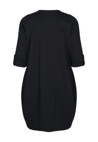 Vestido negro de longitud a la rodilla con mangas de tres cuartos enrolladas y abotonadas, mostrado desde la parte de atrás sobre un fondo blanco.