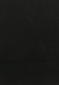 Črn pleteni material z gladko teksturo. Ima rebrast rob na dnu, kar omogoča prilagodljivost in prilega videz.