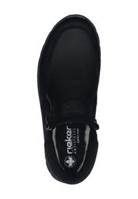 Scarpa nera con esterno in pelle liscia, punta rotonda, fodera morbida e dettagli elastici laterali. Presenta il marchio sulla soletta e una vestibilità ampia.