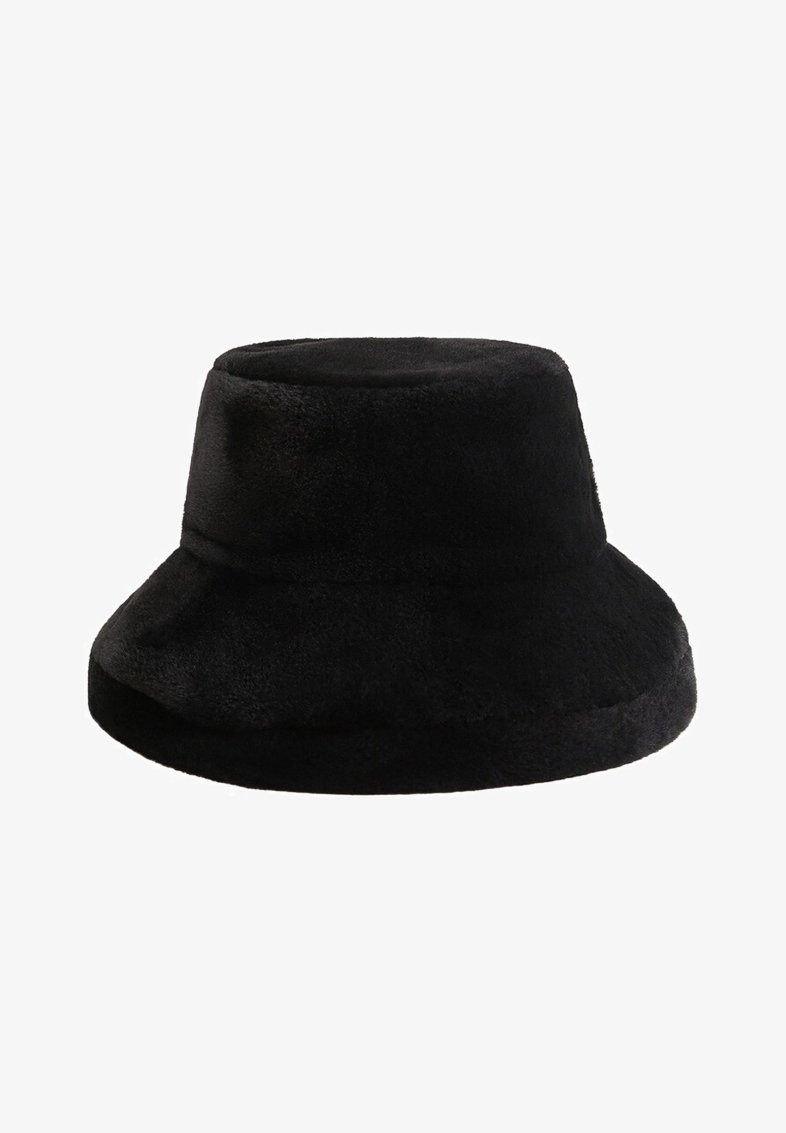 Chapeau bob en fausse fourrure noire avec un large bord légèrement évasé et un tissu doux texturé sur fond blanc.