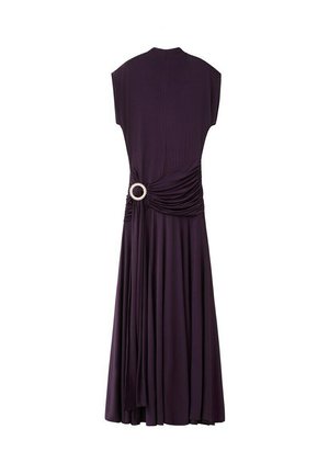 Vestido sin mangas color púrpura oscuro con cuello alto, detalle fruncido en la cintura y hebilla circular de perlas en el lado izquierdo, falda fluida de largo midi.