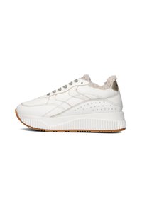 Witte sneaker met een gestructureerd oppervlak, voorzien van een nepbont kraag, beige accenten en een geribbelde, dikke zool met kleine perforaties.