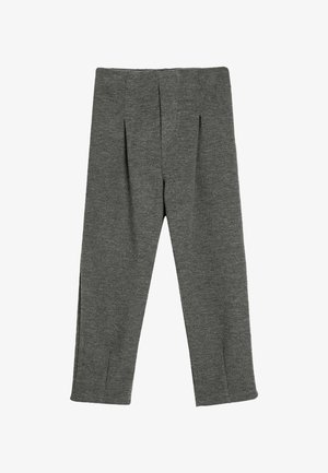 Pantalones grises de tela suave, con corte recto, pliegues en la parte delantera y aberturas en los laterales del dobladillo para un detalle adicional.
