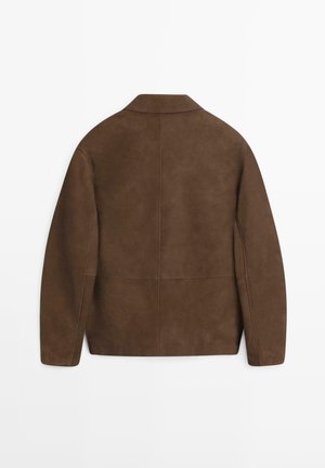 Veste en daim marron au design structuré, dotée d'un col et de lignes épurées. Surface texturée et coutures minimales, mettant en avant un look élégant.