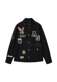 Sort knap-op-jakke med broderede mærker, herunder ørn, bogstaverne "AS", globushånd og brandlogoer på front og ærmer.