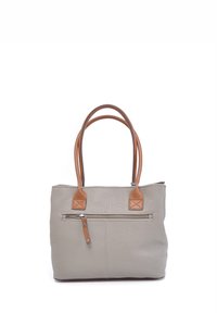 Lichtgrijze leren tote bag met twee bruine handvatten, een ritsvak aan de voorkant en een gestructureerd oppervlak. Eenvoudige rechthoekige vorm met strakke lijnen.