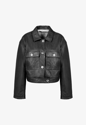 Czarna skórzana krótka kurtka z zapięciem na guziki z przodu, dwoma kieszeniami na klatce piersiowej i klasycznym kołnierzem. Gładka tekstura i dopasowany fason.