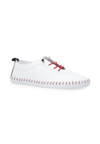 Weißes Leder-Shoe mit roten Schnürsenkeln, mit dekorativen roten Nähten entlang der Sohle. Niedriges Design mit runder Zehenpartie und einem schwarzen Akzent.