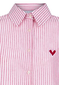 Červeno-bílý pruhovaný shirt s běžným límcem, který má vyšitý malý červený srdíčko a knoflíky připomínající perly. Bavlněný materiál.