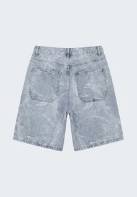 Short en denim gris clair avec texture acid-wash, deux poches plaquées à l’arrière, passants pour ceinture et longueur mi-cuisse.