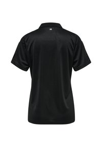 Svart polo skjorta tillverkad av mjukt tyg. Korta ärmar, en vikbar krage och en rak nederkant. Har en liten vit logotyp på baksidan.
