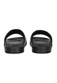 Sorte sandaler med et glat materiale, åben hæl og minimalistisk design med to tynde stropper. Bemærkelsesværdige for deres enkle form og tekstur.