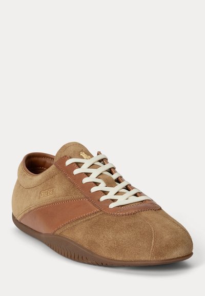 Кафяв нисък маратон от велур и кожа с бели връзки и гумена подметка, показващ странични и предни детайли на едноцветен фон.