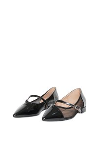 Ballerine in vernice nera con punta affusolata, caratterizzate da pannelli in rete e una fascia decorativa sul collo del piede, dettaglio del tacco basso.