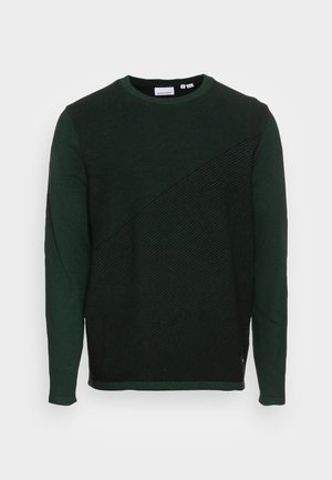 Sudadera de color verde oscuro con un patrón texturizado en diagonal, cuello redondo acanalado y mangas largas. La tela parece de punto y suave.