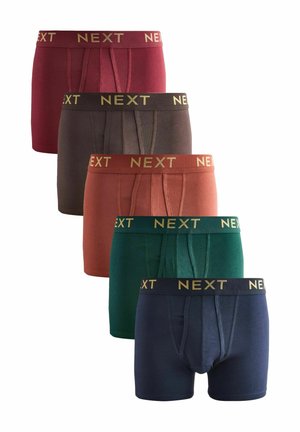 Herrenslips in fünf Farben: burgunderrot, braun, rost, grün und marineblau. Jedes Paar hat einen schwarzen Bund mit "NEXT" in goldener Schrift.