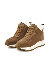Bruine suède high-top sneakers met beige bontvoering, platte veters, witte tussenzool, rubberen outsole en subtiele logo-detail.