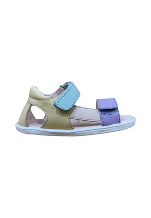 Sandalia infantil de puntera abierta con parte trasera beige, tira azul clara en el tobillo y tira frontal púrpura sobre suela blanca, aislada sobre fondo blanco.