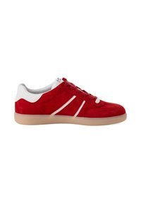 Baskets basses en daim rouge avec col de talon en cuir blanc, bandes latérales blanches, lacets rouges et semelle en caoutchouc beige.