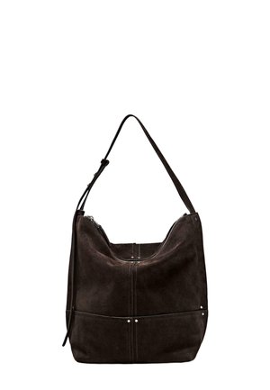 Dunkelbraune Wildleder-Hobo-Tasche mit verstellbarem Schulterriemen, sichtbaren Nähten, silbernen Nieten und einem oberen Reißverschluss.