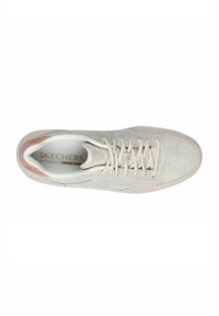 Sneakers Skechers con tomaia in suede grigio chiaro, dettagli rosa, soletta in memory foam e chiusura con lacci tradizionale. Presentano una superficie testurizzata.