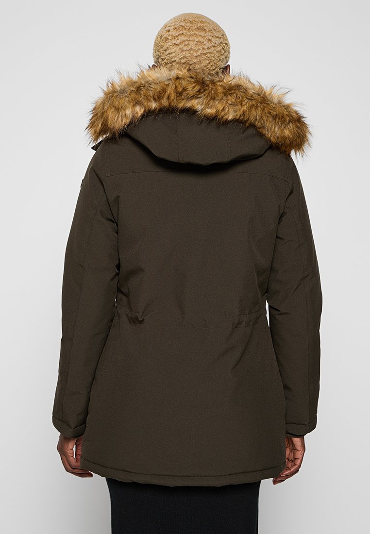 Parka marron rembourrée avec une capuche en fourrure, taille élastique, manches longues et une finition en tissu texturé, mettant en avant un design fonctionnel pour l'extérieur.
