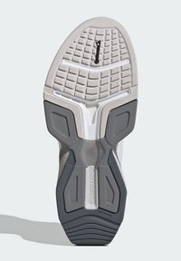 Sål på skoen har en tekstureret overflade med en kombination af lysegrå og mørkegrå gummi. Inkluderer karakteristiske riller for bedre greb.