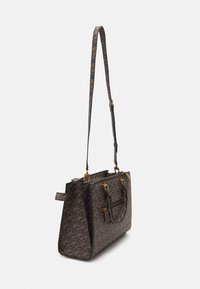 Bruine tote bag met een patroon en gouden hardware. Voorzien van dubbele handvatten en een verstelbare schouderriem. Textuur met geometrisch ontwerp.