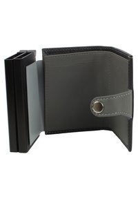 Portafoglio sottile pieghevole in pelle grigia, con chiusura a scatto, slot per carte e uno strato esterno nero testurizzato. Design compatto e funzionale.